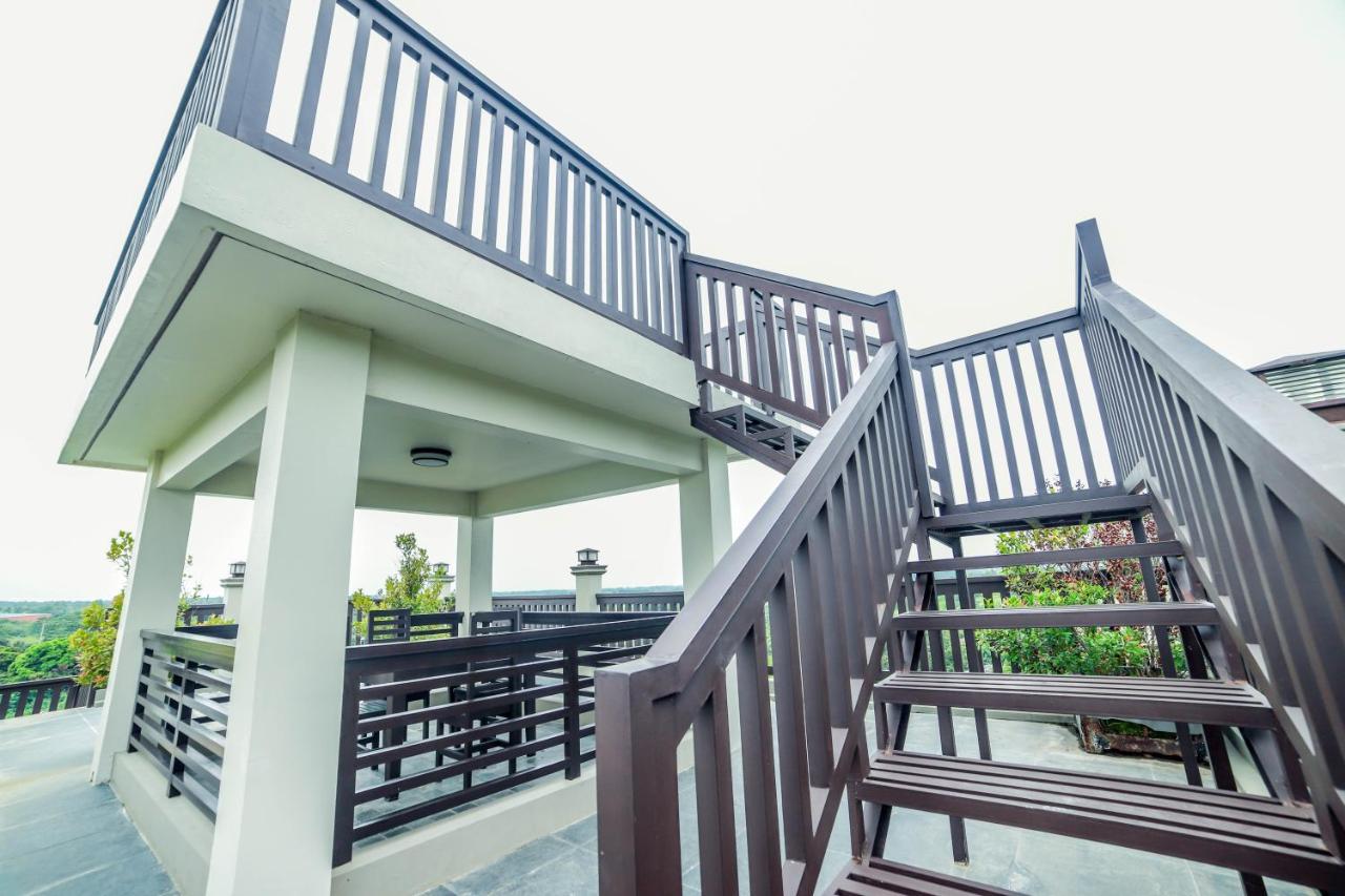 Villa Esmeralda Bryan'S Resort Hotel And Restaurant Palayan City Exterior photo